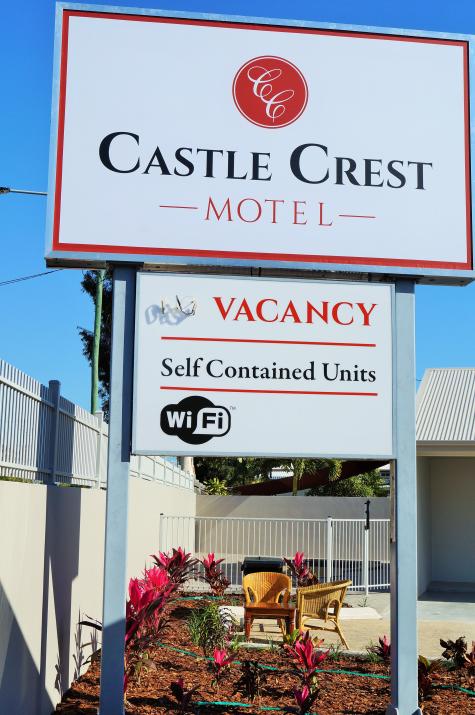 Main Sign - Castle Crest Motel